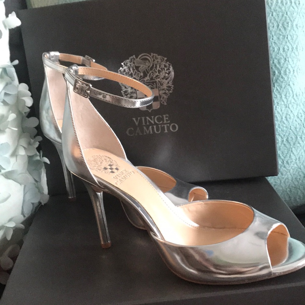 NEW Vince Camuto Calinas Sandal in Mirror Size 8.5